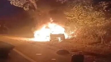 chhattisgarh 01 1 4 छत्तीसगढ़-कोरबा में तेज रफ्तार कार पेड़ से टकराने से लगी भीषण आग, ड्राइवर को पुलिस ने बचाया
