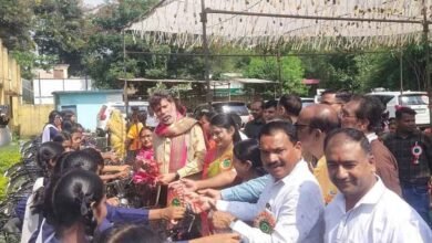 chhattisgarh 11 1 3 छत्तीसगढ़-जगदलपुर के स्कूल पहुंचे विधायक किरण देव, छात्राओं को बांटी साइकिलें