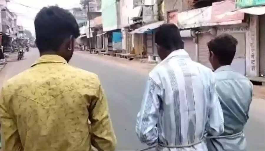 छतरपुर में चोरी के आरोप में बच्चों के साथ बर्बरता 1 chori1 छतरपुर में चोरी के आरोप में बच्चों के साथ बर्बरता