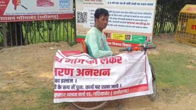 divang दिव्यांग कलेक्टोरेट परिसर के बाहर बैठा आमरण अनशन पर, मांगे पूरी नहीं होने पर इच्छामृत्यु की मांग
