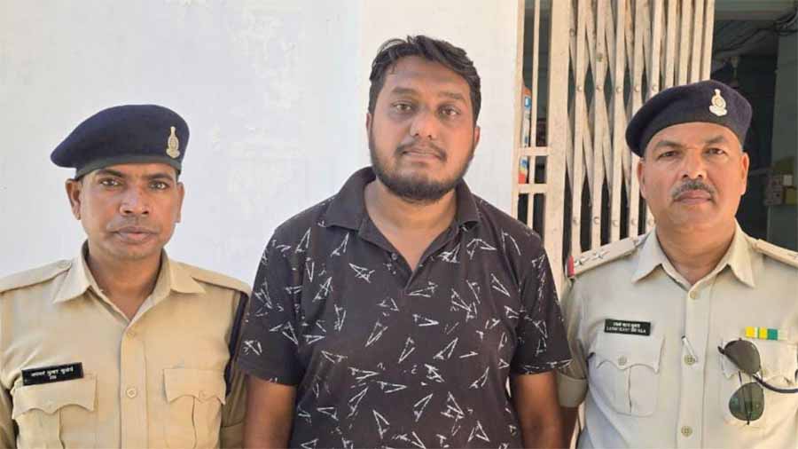 16 लाख की ठगी करने वाले आरोपी को पुलिस ने किया गिरफ्तर 1 dokhadhadi 16 लाख की ठगी करने वाले आरोपी को पुलिस ने किया गिरफ्तर