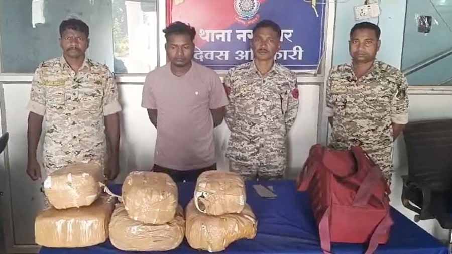 जगदलपुर में स्कूटी पर गांजा तस्करी कर रहा तस्कर गिरफ्तार 1 ganga जगदलपुर में स्कूटी पर गांजा तस्करी कर रहा तस्कर गिरफ्तार