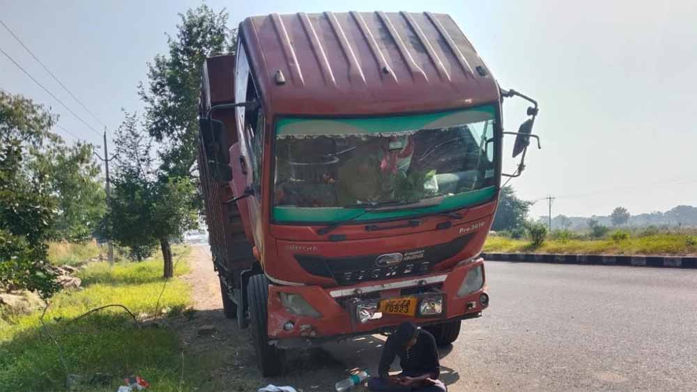 अमोला थानांतर्गत बकरों से भरे एक ट्रक में पीछे से आ रहे ट्रक ने टक्कर मार दी, सौ बकरों की मौत 1 gwl 2 अमोला थानांतर्गत बकरों से भरे एक ट्रक में पीछे से आ रहे ट्रक ने टक्कर मार दी, सौ बकरों की मौत