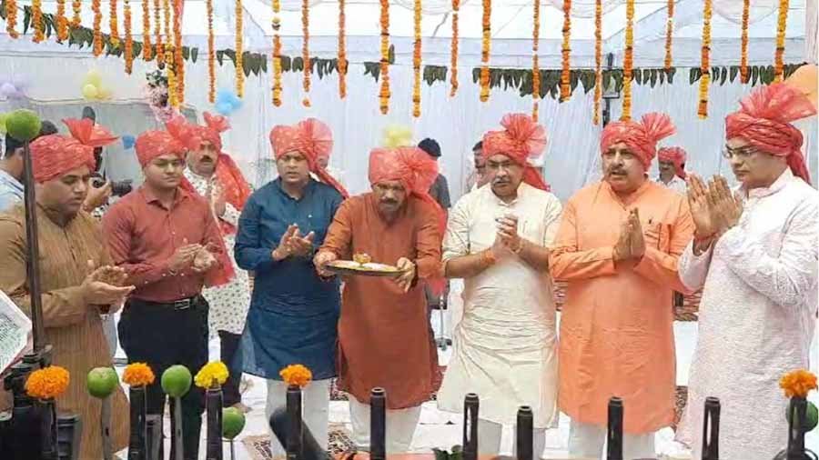 jabalpur विजयदशमी पर परंपरा के अनुसार पुलिस लाइन में मंत्री, सांसद, विधायक और कलेक्टर SP ने की हथियारों की पूजा
