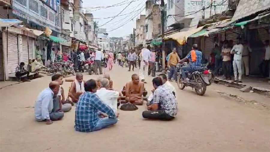 जैन मुनि विशांत सागर के साथ मारपीट के मामले में धरने पर बैठे जैन मुनि, शिष्यों और उनके अनुयायियों 1 jain muni जैन मुनि विशांत सागर के साथ मारपीट के मामले में धरने पर बैठे जैन मुनि, शिष्यों और उनके अनुयायियों