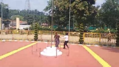 jan कलेक्टर कार्यालय में जनसुनवाई के दौरान एक महिला ने खुद पर पेट्रोल डालकर आत्मदाह का प्रयास किया, जाति बदलवाने का मामला