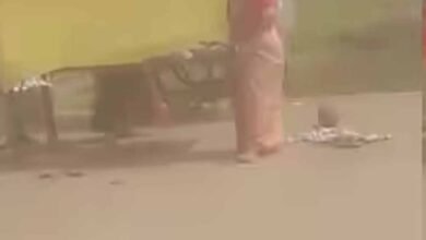 kahndwa खंडवा का एक वीडियो सोशल मीडिया वायरल हो रहा, जिसमे नर्मदा घाट पर साड़ी का पर्दा लगाकर हुई महिला की डिलीवरी