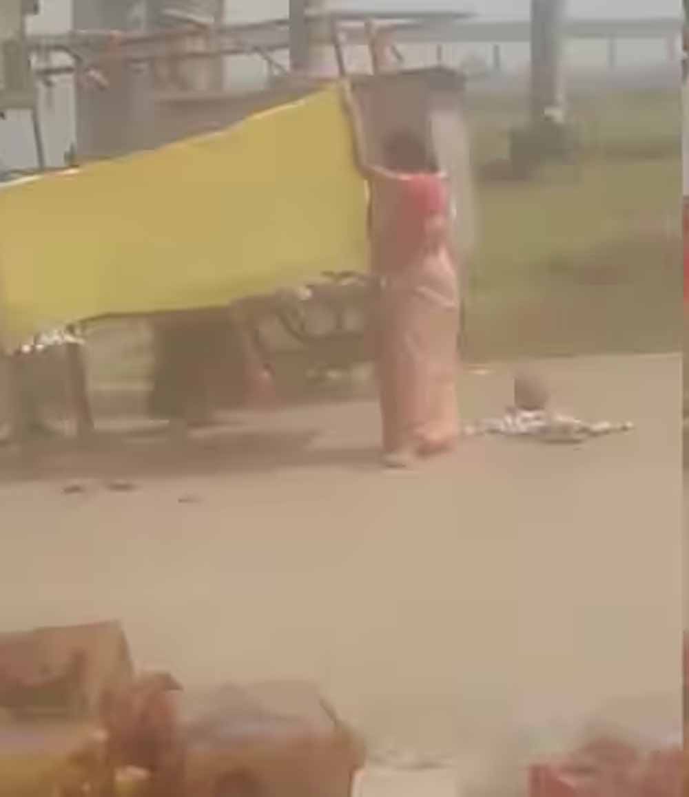 खंडवा का एक वीडियो सोशल मीडिया वायरल हो रहा, जिसमे नर्मदा घाट पर साड़ी का पर्दा लगाकर हुई महिला की डिलीवरी 1 kahndwa खंडवा का एक वीडियो सोशल मीडिया वायरल हो रहा, जिसमे नर्मदा घाट पर साड़ी का पर्दा लगाकर हुई महिला की डिलीवरी