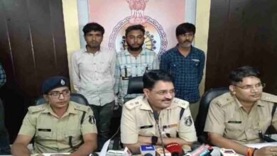money 2 स्टॉक मार्केट में इन्वेस्टमेंट कराकर लाखों की ठगी करने वाले तीन आरोपियों को पुलिस ने किया गिरफ्तार