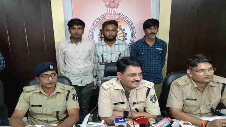 स्टॉक मार्केट में इन्वेस्टमेंट कराकर लाखों की ठगी करने वाले तीन आरोपियों को पुलिस ने किया गिरफ्तार 1 money 2 स्टॉक मार्केट में इन्वेस्टमेंट कराकर लाखों की ठगी करने वाले तीन आरोपियों को पुलिस ने किया गिरफ्तार