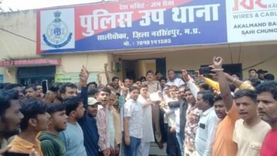 nar असामाजिक तत्वों ने गाय का सिर और चारों पैर काटकर सड़क पर फेंक दिया, गुस्साए लोगों ने किया प्रदर्शन