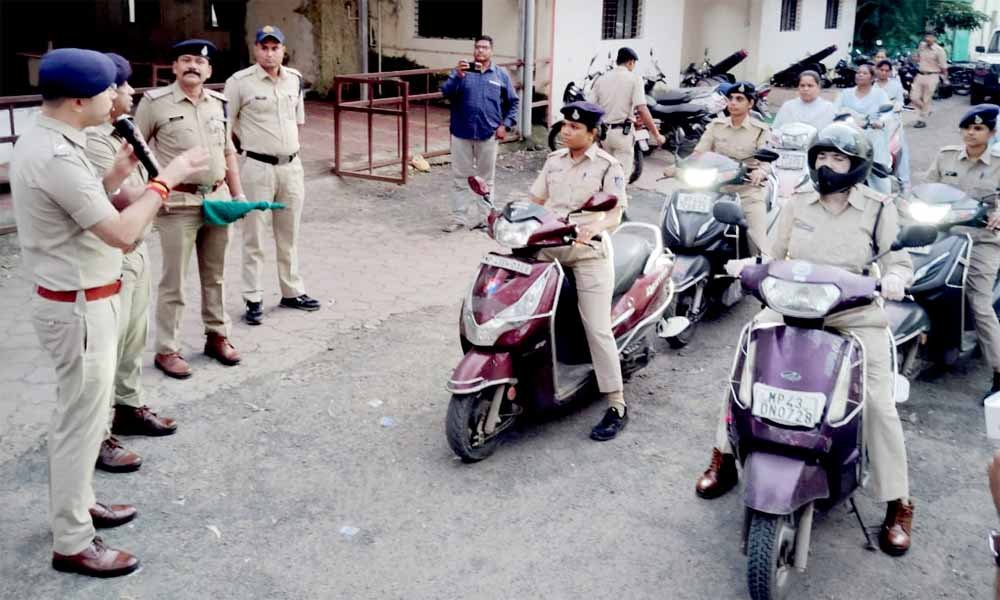 नवरात्रि: बालिकाओं की सुरक्षा के लिए महिला पुलिस स्कूटी दल 1 nav नवरात्रि: बालिकाओं की सुरक्षा के लिए महिला पुलिस स्कूटी दल