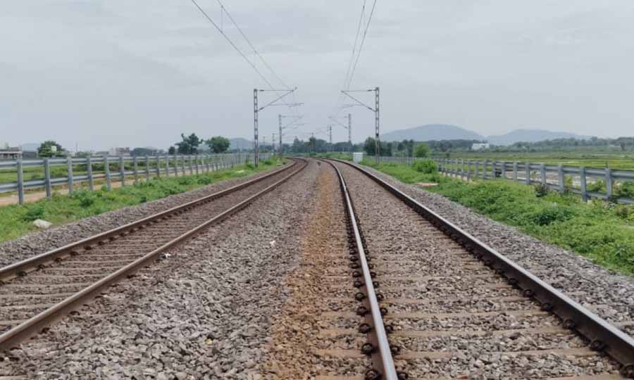 जबलपुर रेल मंडल के प्रस्ताव पर मिली स्वीकृति, 500 किमी लंबे रेल ट्रैक की होगी सुरक्षा 1 railway7 जबलपुर रेल मंडल के प्रस्ताव पर मिली स्वीकृति, 500 किमी लंबे रेल ट्रैक की होगी सुरक्षा