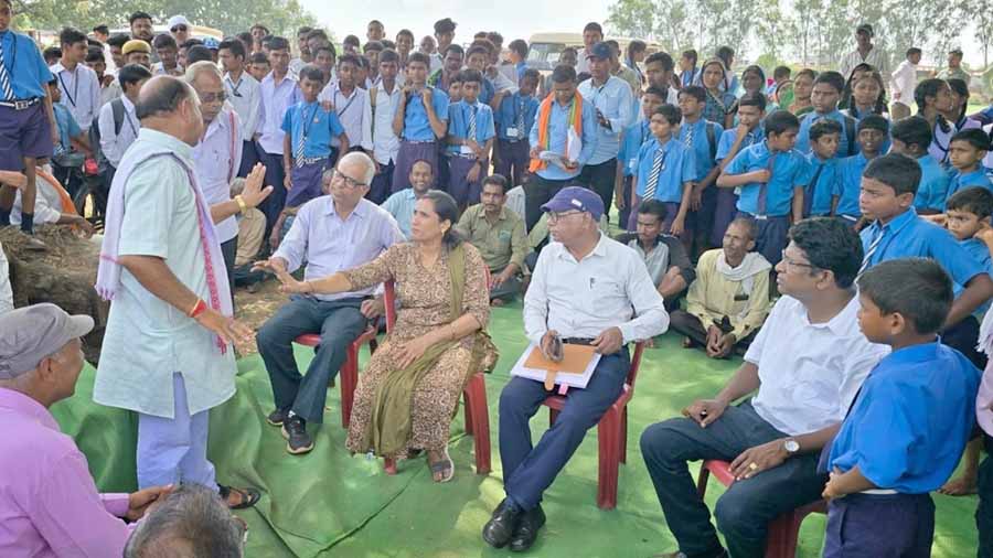 बालोद के ग्राम पीपरछेड़ी में नए स्कूल भवन और शिक्षकों की भर्ती की मांग को लेकर पैरेंटस ने की तालाबंदी 1 raipur 1 बालोद के ग्राम पीपरछेड़ी में नए स्कूल भवन और शिक्षकों की भर्ती की मांग को लेकर पैरेंटस ने की तालाबंदी