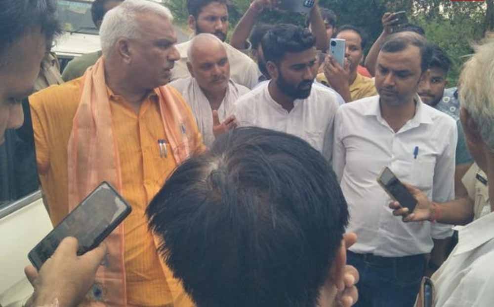 भरतपुर जिले में स्कूल बस में घुसकर बदमाशों ने छात्राओं से की शर्मनाक हरकत, फाड़े कपड़े, छात्रों से की मारपीट 1 raj भरतपुर जिले में स्कूल बस में घुसकर बदमाशों ने छात्राओं से की शर्मनाक हरकत, फाड़े कपड़े, छात्रों से की मारपीट