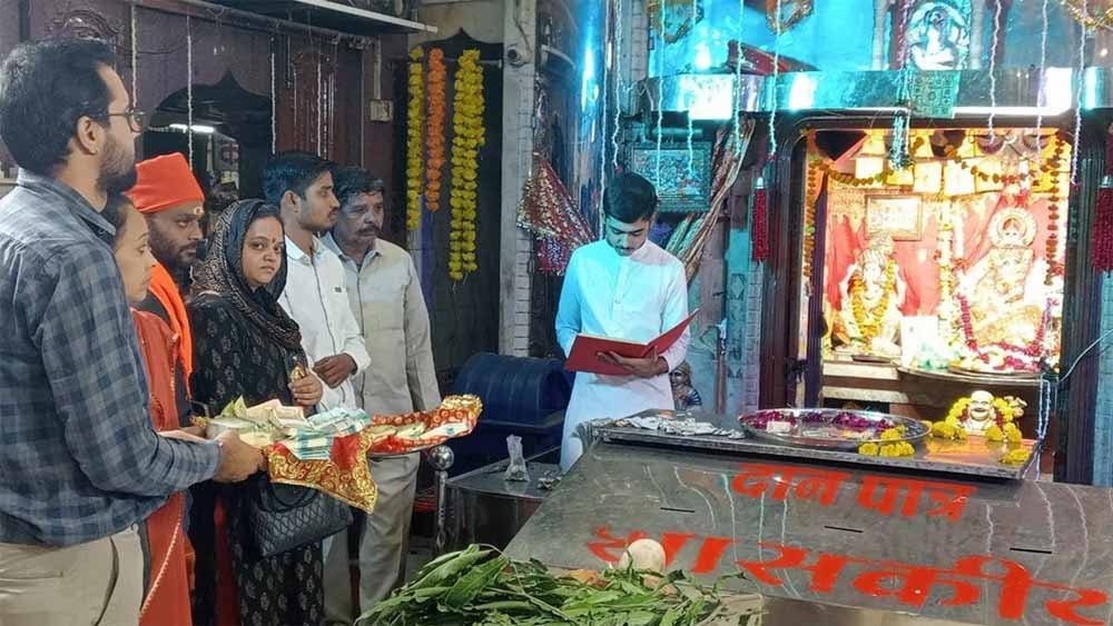 शहर के माणकचौक स्थित प्रसिद्ध महालक्ष्मी मंदिर में भक्तों द्वारा सजावट के लिए विशेष शृंगार की तैयारी शुरू 1 ratlam शहर के माणकचौक स्थित प्रसिद्ध महालक्ष्मी मंदिर में भक्तों द्वारा सजावट के लिए विशेष शृंगार की तैयारी शुरू