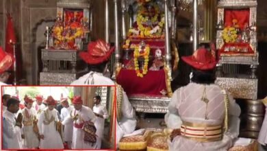 sindhiya केंद्रीय मंत्री सिंधिया ने बेटे के साथ शाही पोशाक में की पूजा अर्चना