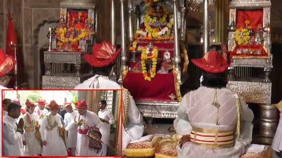 sindhiya केंद्रीय मंत्री सिंधिया ने बेटे के साथ शाही पोशाक में की पूजा अर्चना