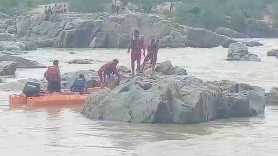 जांजगीर-चांपा में देवरी पिकनिक स्पॉट पर बड़ा हादसा, हसदेव नदी में बहे दो युवक 1 singdev nadi1 जांजगीर-चांपा में देवरी पिकनिक स्पॉट पर बड़ा हादसा, हसदेव नदी में बहे दो युवक