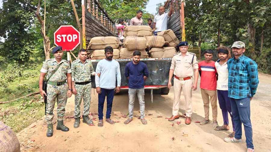 पुलिस ने भारी मात्रा में अवैध गांजा परिवहन कर रहे दो अंतर्राज्यीय तस्करों को किया गिरफ्तार 1 taskar पुलिस ने भारी मात्रा में अवैध गांजा परिवहन कर रहे दो अंतर्राज्यीय तस्करों को किया गिरफ्तार