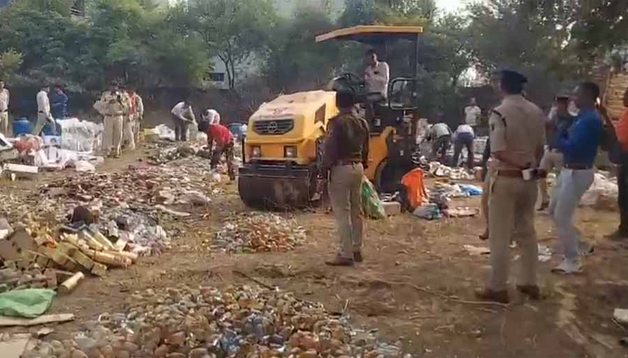 रायपुर, महासमुंद से लेकर बलौदाबाजार तक ढाई करोड़ की शराब पर चला पुलिस का बुलडोजर 1 1 187 रायपुर, महासमुंद से लेकर बलौदाबाजार तक ढाई करोड़ की शराब पर चला पुलिस का बुलडोजर