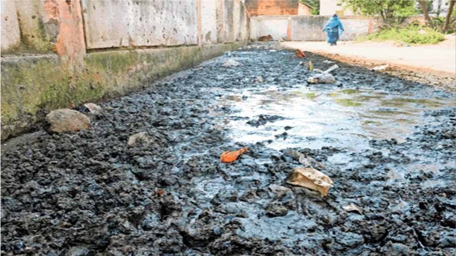 शहर में स्वच्छता और जल निकासी के लिए बनाए गए नाले अब जनता के लिए दुर्घटनाओं का कारण 1 1 280 शहर में स्वच्छता और जल निकासी के लिए बनाए गए नाले अब जनता के लिए दुर्घटनाओं का कारण