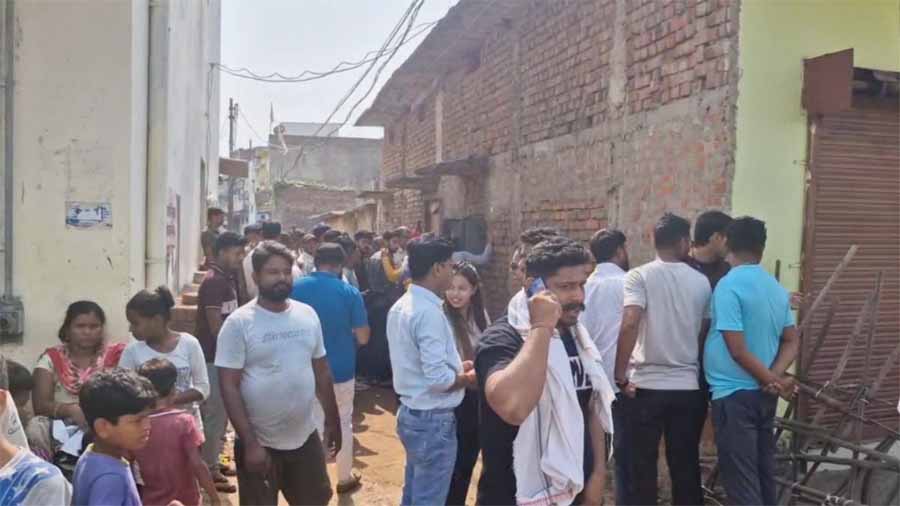 हिंदू संगठन के कार्यकर्ताओं ने धर्मांतरण को लेकर घेरा घर, संदिग्धों को हिरासत में लेकर पुलिस कर रही पूछताछ 1 1 3 हिंदू संगठन के कार्यकर्ताओं ने धर्मांतरण को लेकर घेरा घर, संदिग्धों को हिरासत में लेकर पुलिस कर रही पूछताछ