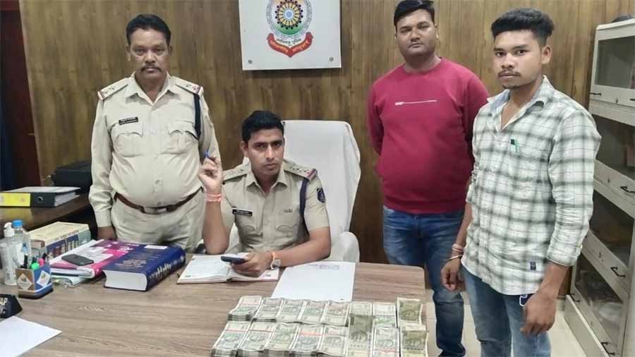 रायपुर दक्षिण उपचुनाव : 8 लाख रुपये नगदी के साथ पकड़ा युवक 1 1 32 रायपुर दक्षिण उपचुनाव : 8 लाख रुपये नगदी के साथ पकड़ा युवक
