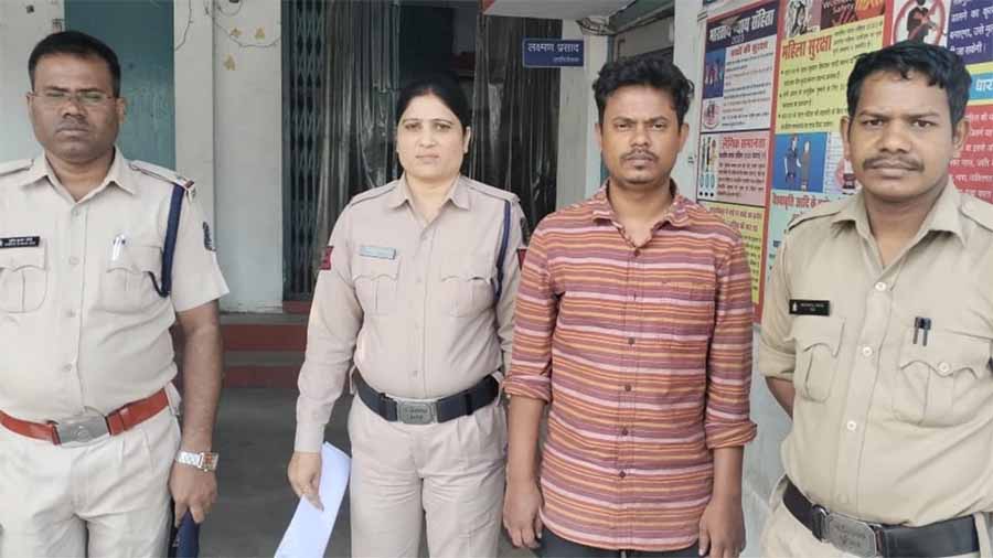 कोरब में दोस्त के साथ मिल कर 11 वीं की छात्रा पर ब्लेड से जानलेवा हमला 1 1 81 कोरब में दोस्त के साथ मिल कर 11 वीं की छात्रा पर ब्लेड से जानलेवा हमला