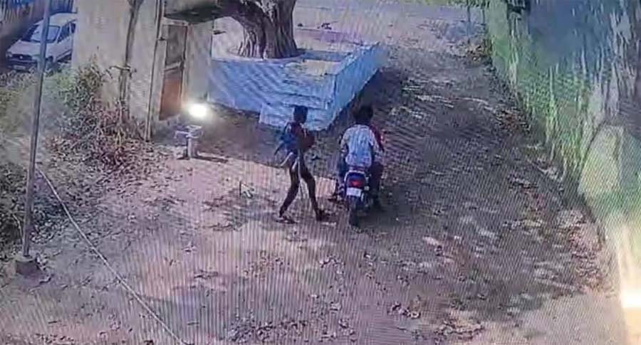 बाइक सवारों ने दिन दहाड़े चोरी की बकरी, वारदात का सीसीटीवी वीडियो हो रहा वायरल 1 11 7 बाइक सवारों ने दिन दहाड़े चोरी की बकरी, वारदात का सीसीटीवी वीडियो हो रहा वायरल