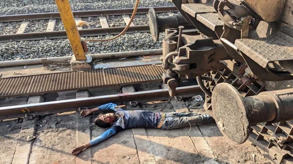 भोपाल रेलवे स्टेशन पर एक युवक ट्रेन के आगे कूदा, लोको पायलेट ने ट्रेन को रोका और अनहोनी को टाला 1 11A 31 भोपाल रेलवे स्टेशन पर एक युवक ट्रेन के आगे कूदा, लोको पायलेट ने ट्रेन को रोका और अनहोनी को टाला