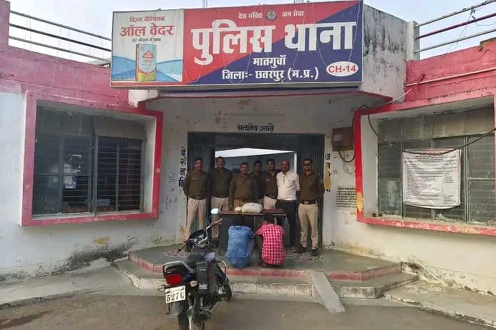 मातगुंवा पुलिस ने 4 किलो गांजा व मोटरसाइकिल समेत, 2 आरोपियों को किया गिरफ्तार 1 12A 14 मातगुंवा पुलिस ने 4 किलो गांजा व मोटरसाइकिल समेत, 2 आरोपियों को किया गिरफ्तार