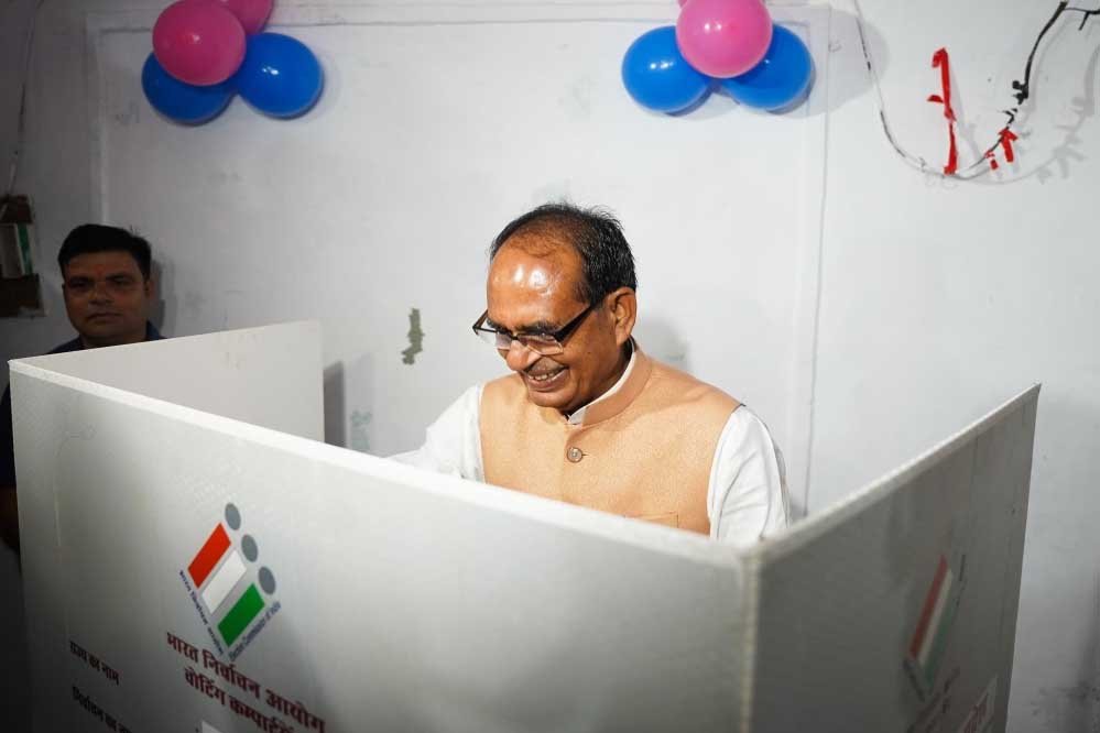 13A 24 Budhni By Election 2024: बुधनी के जैत मतदान केंद्र में शिवराज ने डाला वोट