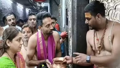 15A 42 क्रिकेटर धवल कुलकर्णी बाबा महाकाल के दर्शन करने उज्जैन पहुंचे, पत्नी और बेटे के साथ लिया आशीर्वाद