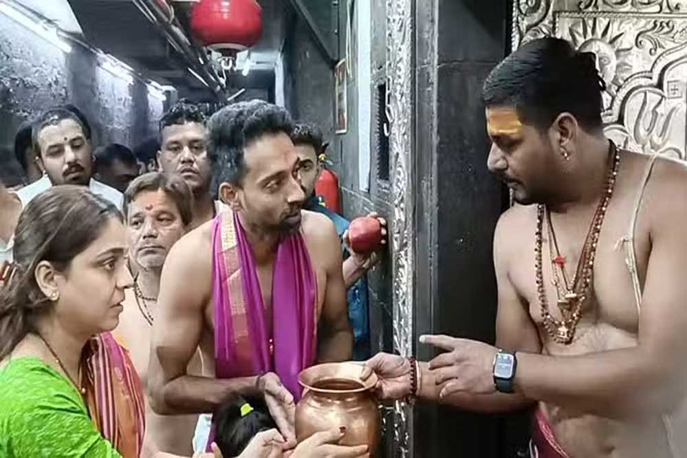 क्रिकेटर धवल कुलकर्णी बाबा महाकाल के दर्शन करने उज्जैन पहुंचे, पत्नी और बेटे के साथ लिया आशीर्वाद 1 15A 42 क्रिकेटर धवल कुलकर्णी बाबा महाकाल के दर्शन करने उज्जैन पहुंचे, पत्नी और बेटे के साथ लिया आशीर्वाद