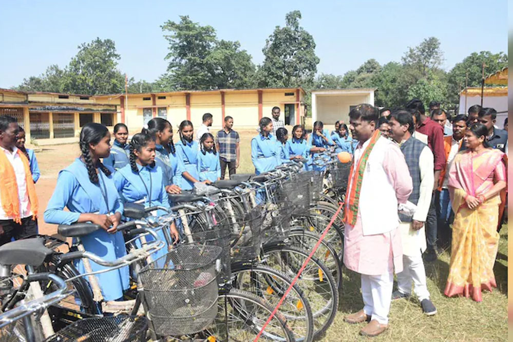 मंत्री केदार कश्यप ने कहा 12वीं की टॉपर छात्रा को मिलेगी स्कूटी 1 20A 30 मंत्री केदार कश्यप ने कहा 12वीं की टॉपर छात्रा को मिलेगी स्कूटी