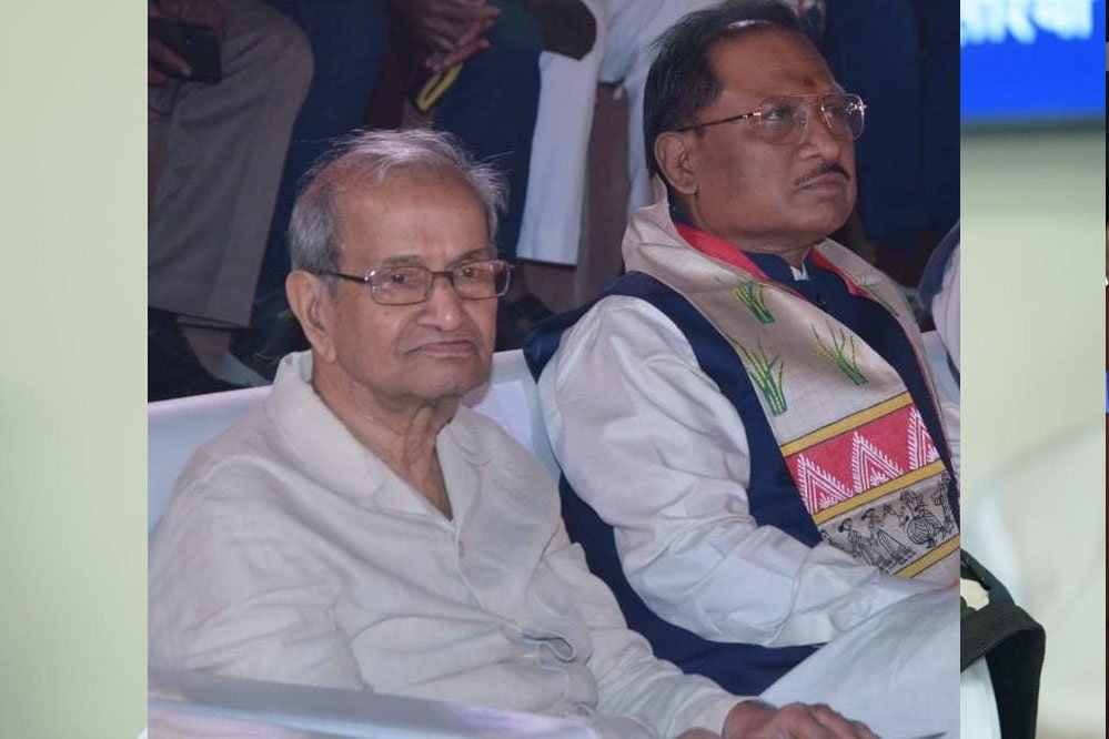 भारत मंडपम में दूर से खड़े खड़े कार्यक्रम देख रहे थे एक बुजुर्ग, मुख्यमंत्री ने पास बुलाया और अपने साथ बैठने का किया आग्रह 1 22 A 15 भारत मंडपम में दूर से खड़े खड़े कार्यक्रम देख रहे थे एक बुजुर्ग, मुख्यमंत्री ने पास बुलाया और अपने साथ बैठने का किया आग्रह