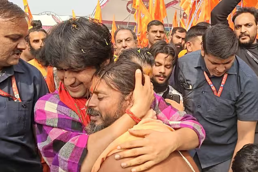 'धीरेंद्र कृष्ण शास्त्री की हिंदू जोड़ो यात्रा में शामिल होने के लिए विदेशों से आ रहे श्रद्धालु' 1 23A 144 'धीरेंद्र कृष्ण शास्त्री की हिंदू जोड़ो यात्रा में शामिल होने के लिए विदेशों से आ रहे श्रद्धालु'