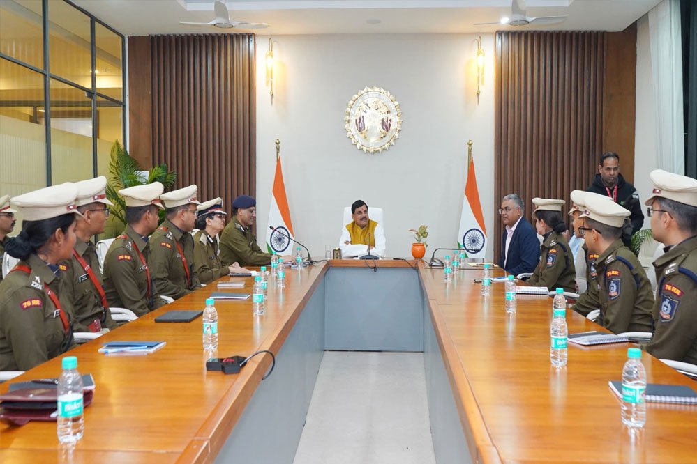 मुख्यमंत्री डॉ. यादव से मध्यप्रदेश कैडर के भारतीय पुलिस सेवा के अधिकारियों ने की भेंट 1 23A 8 मुख्यमंत्री डॉ. यादव से मध्यप्रदेश कैडर के भारतीय पुलिस सेवा के अधिकारियों ने की भेंट