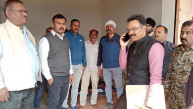 25A 76 ग्‍वालियर लोकायुक्‍त टीम ने भितरवार में पटवारी को 25 हजार की रिश्‍वत लेते हुए रंगे हाथों पकडा