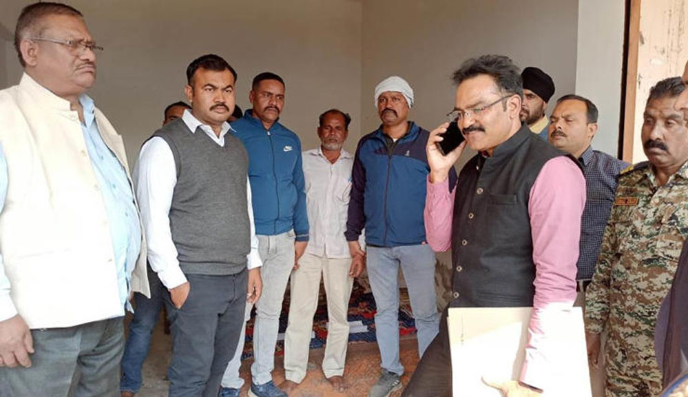 ग्वालियर लोकायुक्त टीम ने भितरवार में पटवारी को 25 हजार की रिश्वत लेते हुए रंगे हाथों पकडा 1 25A 76 ग्वालियर लोकायुक्त टीम ने भितरवार में पटवारी को 25 हजार की रिश्वत लेते हुए रंगे हाथों पकडा