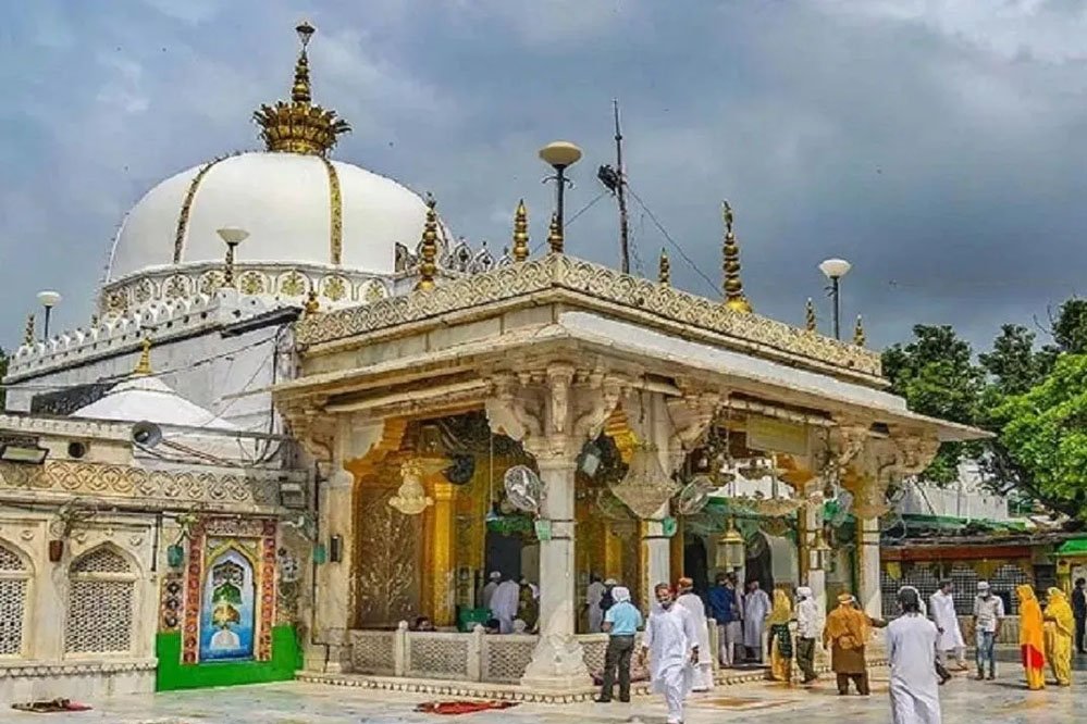 अजमेर शरीफ दरगाह में हिंदू मंदिर बताने वाली याचिका को कोर्ट ने किया स्वीकार, दरगाह को जारी किया नोटिस 1 28A 47 अजमेर शरीफ दरगाह में हिंदू मंदिर बताने वाली याचिका को कोर्ट ने किया स्वीकार, दरगाह को जारी किया नोटिस