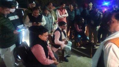 28A 53 ऊर्जा मंत्री तोमर ग्राम इंदरगढ़ में हुई घटना में मृतक के परिजनों से मिलकर शोक संवेदना व्यक्त की
