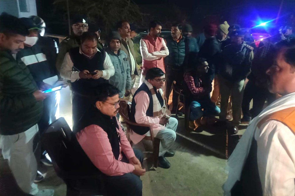 ऊर्जा मंत्री तोमर ग्राम इंदरगढ़ में हुई घटना में मृतक के परिजनों से मिलकर शोक संवेदना व्यक्त की 1 28A 53 ऊर्जा मंत्री तोमर ग्राम इंदरगढ़ में हुई घटना में मृतक के परिजनों से मिलकर शोक संवेदना व्यक्त की