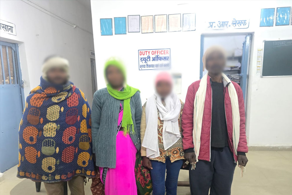 मां की डांट से नाराज होकर घर छोड़कर निकली 14 वर्षीय बालिका को कोतवाली पुलिस ने सुरक्षित परिजनों को सौंपा 1 28A 72 मां की डांट से नाराज होकर घर छोड़कर निकली 14 वर्षीय बालिका को कोतवाली पुलिस ने सुरक्षित परिजनों को सौंपा