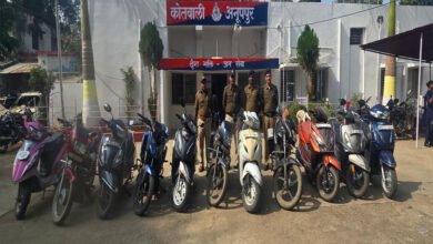 29A 74 नाबालिग स्कूली छात्रों द्वारा दोपहिया वाहन चलाने के विरुद्ध अभियान के दूसरे दिन जारी, अनूपपुर पुलिस ने 11 नाबालिग चालकों पर की कार्रवाई