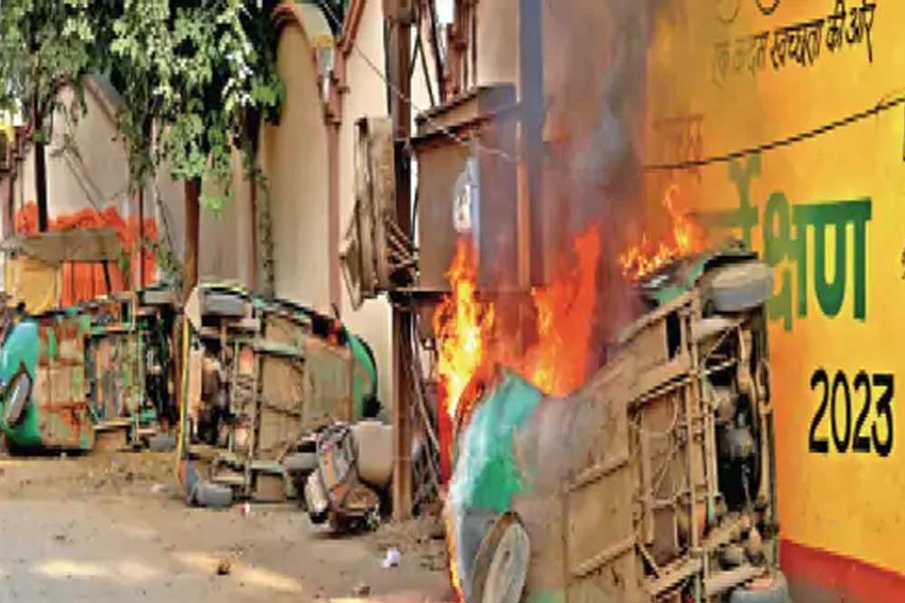 2A 15 इंदौर में बच्चों के पटाखे फोड़ने पर हुआ विवाद, पथराव के बाद, 15 गाड़ियां फोड़ी, रिक्शा-कार जलाई