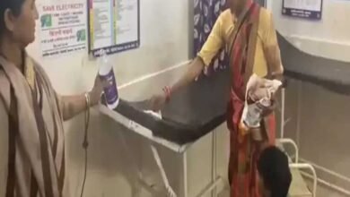 2A 24 डिंडोरी में पति की मौत के बाद गर्भवती पत्नी से साफ कराया अस्पताल का बिस्तर, वीडियो पर लोग बोले- मर चुकी है मानवता