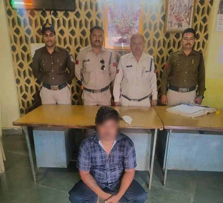 थाना कोतवाली पुलिस ने रात्रि भ्रमण के दौरान अवैध हथियार देसी कट्टा सहित आरोपी को किया गिरफ्तार 1 3 4 थाना कोतवाली पुलिस ने रात्रि भ्रमण के दौरान अवैध हथियार देसी कट्टा सहित आरोपी को किया गिरफ्तार
