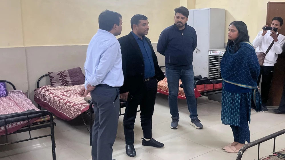 कलेक्टर कौशलेंद्र विक्रम सिंह ने किया रैन बसेरे का निरीक्षण, रजाई की जगह मिले पतले कंबल 1 30A 67 कलेक्टर कौशलेंद्र विक्रम सिंह ने किया रैन बसेरे का निरीक्षण, रजाई की जगह मिले पतले कंबल